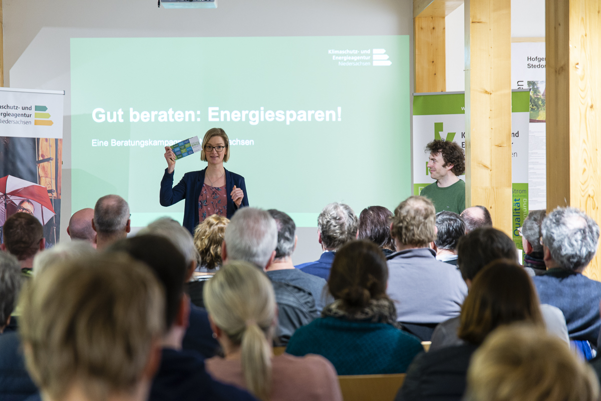 kleVer - Geschäftsführerin Janine Schmidt-Curreli und Corbinian Schöfinius informieren gemeinsam mit Energieberater:innen Bürger:innen vor Ort.